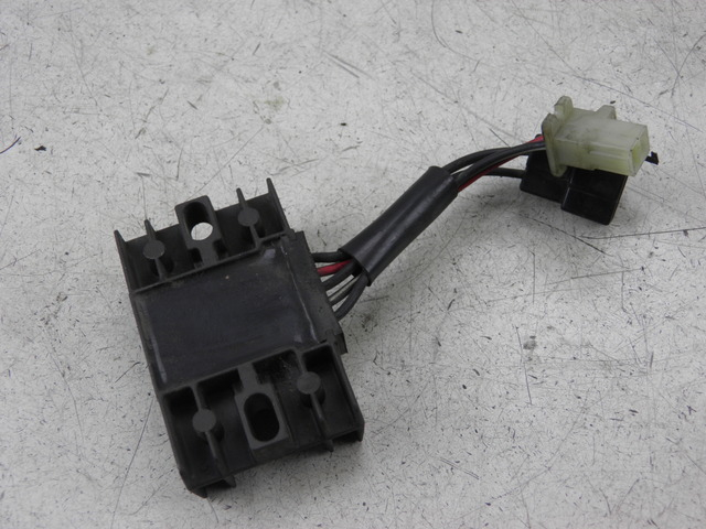 photo de REGULATEUR CHARGE SUZUKI GZ MARAUDER 125 (1998 - 2004)