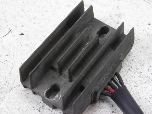 photo de REGULATEUR CHARGE SUZUKI GZ MARAUDER 125 (1998 - 2004)