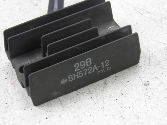 photo de REGULATEUR CHARGE SUZUKI GZ MARAUDER 125 (1998 - 2004)