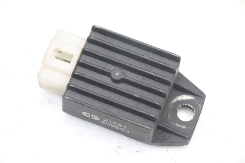 photo de REGULATEUR CHARGE VONROAD YIBEN 125 (2006 - 2010) - Détail de la pièce