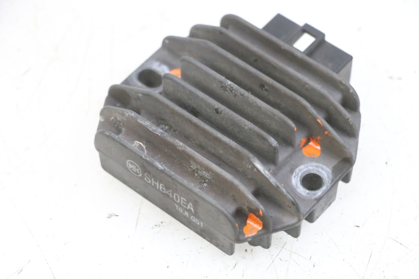 photo de REGULATEUR CHARGE YAMAHA X-MAX XMAX 125 (2010 - 2014)