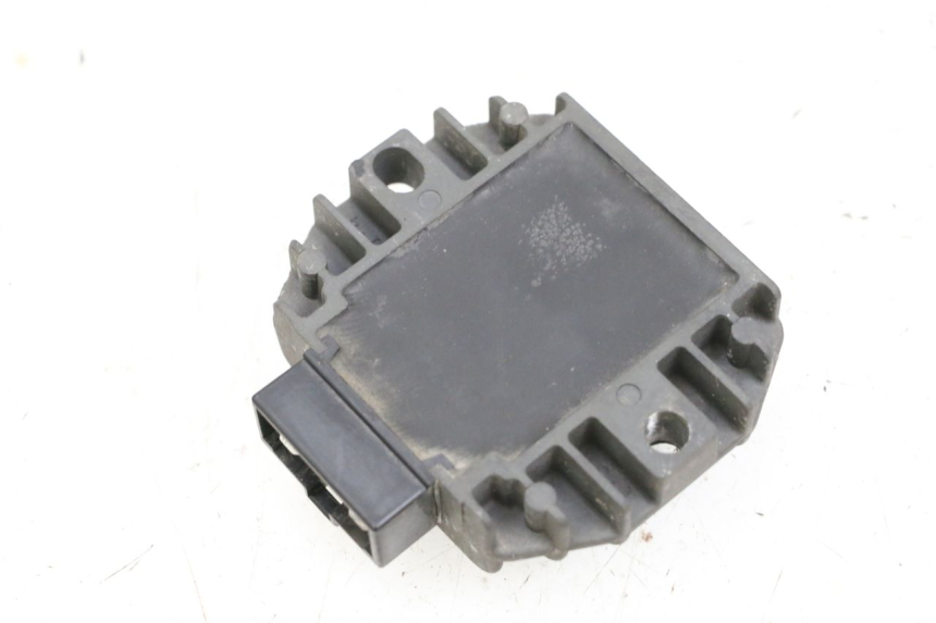 photo de REGULATEUR CHARGE YAMAHA X-MAX XMAX 125 (2010 - 2013) - Gros plan technique