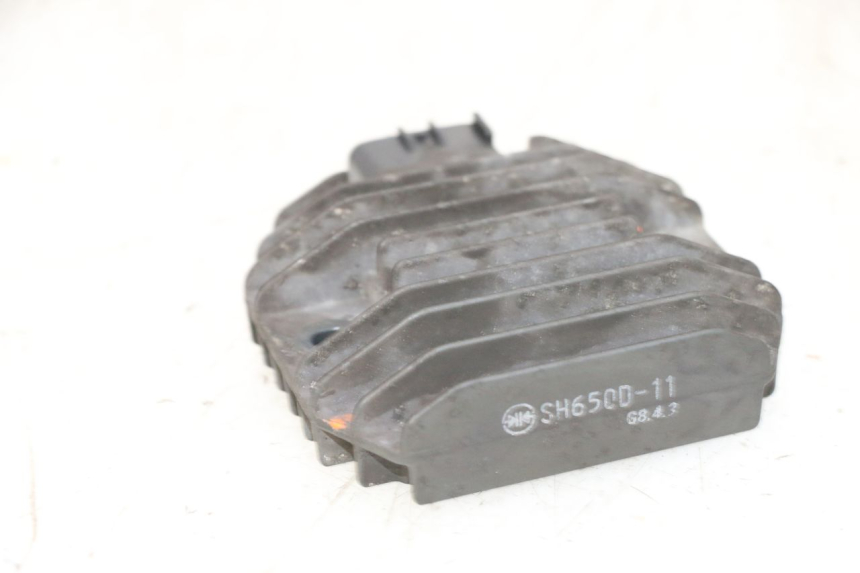 photo de REGULATEUR CHARGE YAMAHA XMAX X-MAX 125 (2006 - 2009) - Gros plan technique