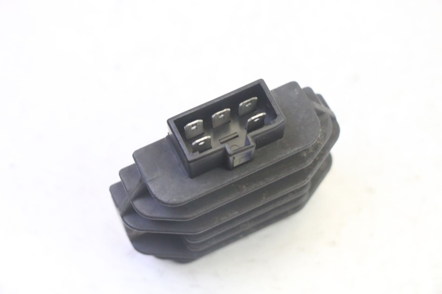 photo de REGULATEUR CHARGE PIAGGIO X8 125 (2004 - 2007) - Gros plan technique