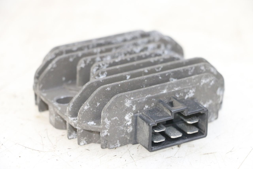 photo de REGULATEUR CHARGE PIAGGIO XEVO - X EVO 125 (2007 - 2017) - Gros plan technique