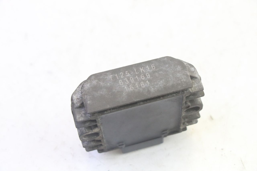 photo de REGULATEUR CHARGE PIAGGIO XEVO - X EVO 125 (2007 - 2017) - Gros plan technique