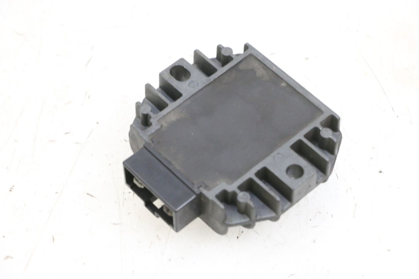 photo de REGULATEUR CHARGE YAMAHA YP MAJESTY 125 (2002 - 2006) - Détail de la pièce