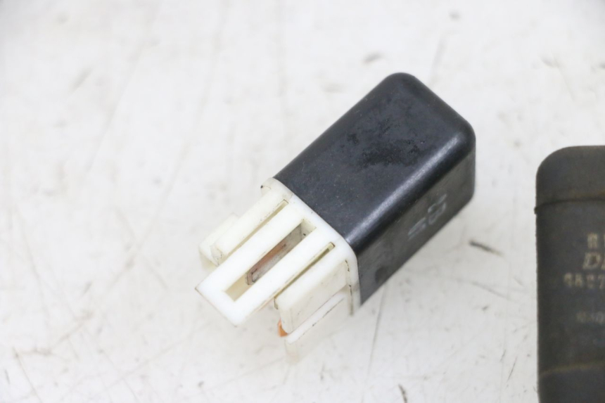 photo de RELAIS ELECTRIQUE KAWASAKI ZR 7 750 (1999 - 2001) - Autre angle de vue