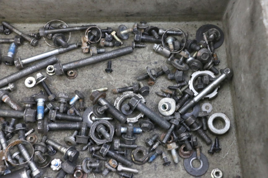 photo de SAC VISSERIE VIS YAMAHA XMAX X-MAX 125 (2006 - 2009) - Zoom état d’usage