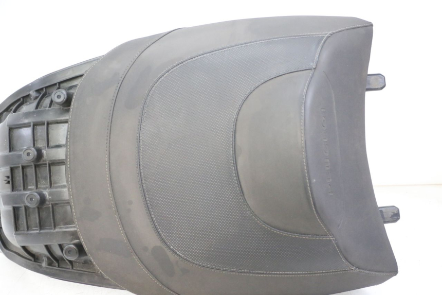 photo de SELLE ARRIERE PEUGEOT SATELIS 125 (2013 - 2018)