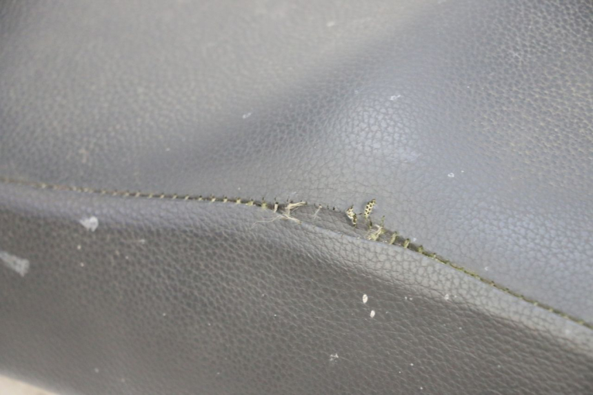 photo de SELLE PEUGEOT ELYSEO 125 (1999 - 2004) - Photo complémentaire