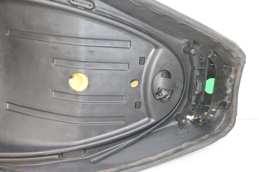 photo de SELLE PIAGGIO MP3 RL 250 (2007 - 2010) - Points de fixation