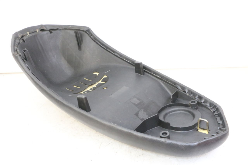 photo de SELLE PEUGEOT KISBEE 4T 50 (2010 - 2017)