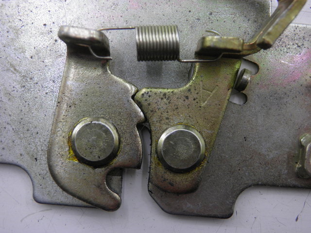 photo de SERRURE SELLE PEUGEOT TWEET 125 (2010 - 2017)