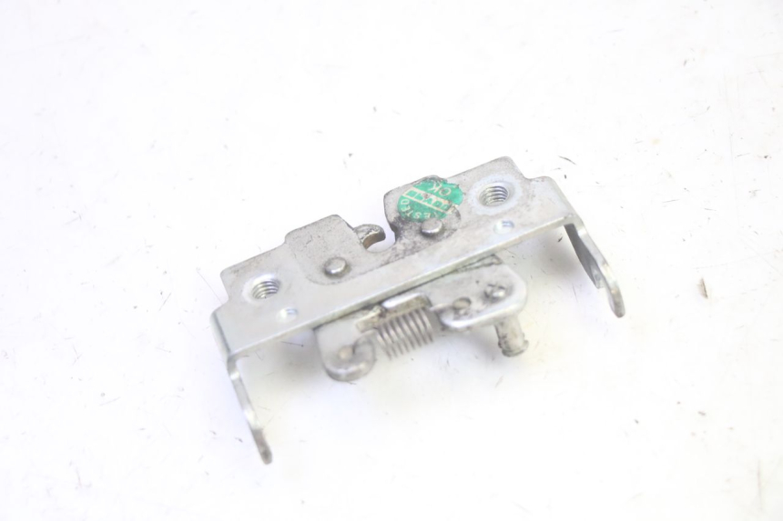 photo de SERRURE DE SELLE SUZUKI BURGMAN 125 (2007 - 2014) - Autre angle de vue