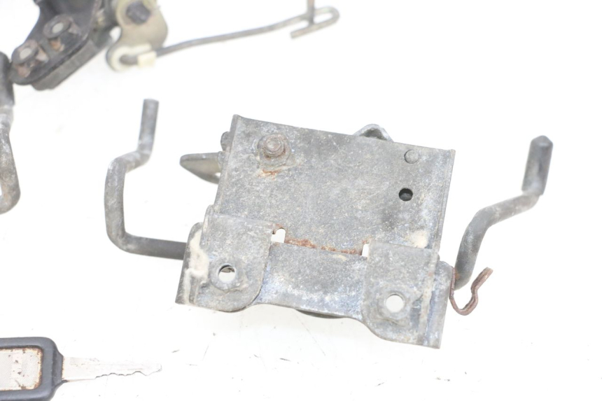 photo de SERRURE DE SELLE KAWASAKI GPX R WARBIRD 600 (1988 - 1993) - Autre angle de vue