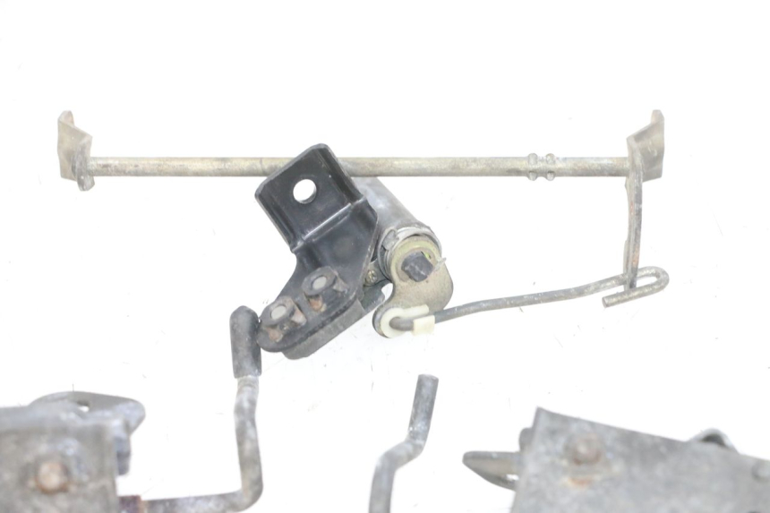 photo de SERRURE DE SELLE KAWASAKI GPX R WARBIRD 600 (1988 - 1993) - Gros plan technique