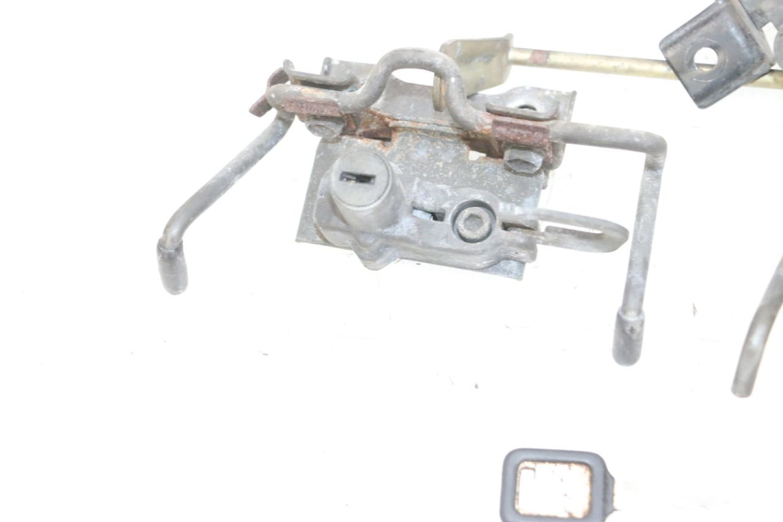 photo de SERRURE DE SELLE KAWASAKI GPX R WARBIRD 600 (1988 - 1993) - Pièce contrôlée