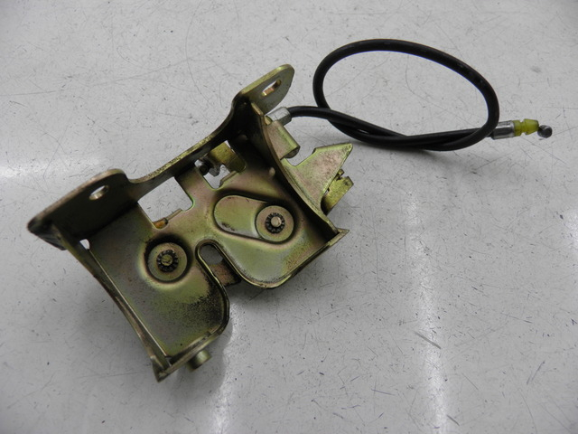 photo de SERRURE DE SELLE HONDA FES FORESIGHT 250 (1997 - 2002) - Zoom état d’usage