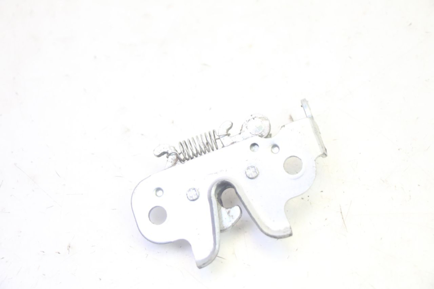 photo de SERRURE DE SELLE PEUGEOT KISBEE 4T 50 (2018 - 2022) - Zoom état d’usage