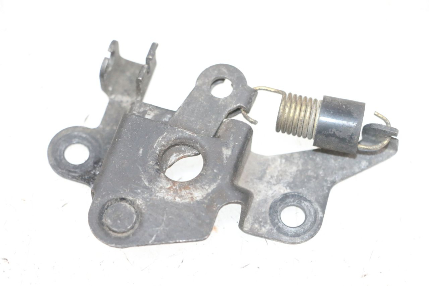 photo de SERRURE DE SELLE HONDA NSR R 125 (1994 - 2003) - Gros plan technique