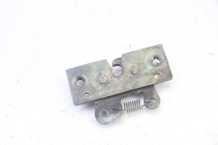 photo de SERRURE DE SELLE PEUGEOT VIVACITY 100 (1999 - 2008) - Autre angle de vue