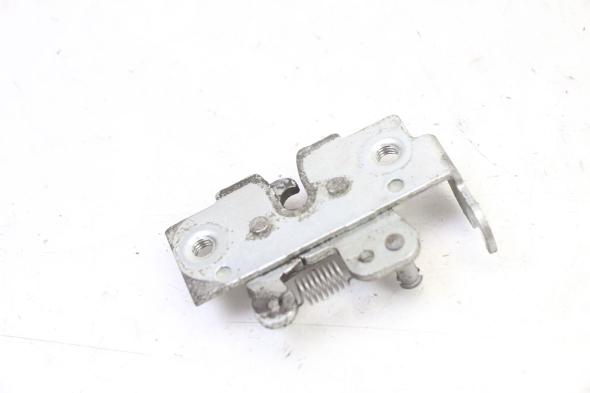 photo de SERRURE DE SELLE YAMAHA XMAX X-MAX 125 (2006 - 2009) - Autre angle de vue