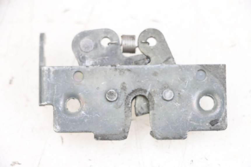 photo de SERRURE DE SELLE YAMAHA XMAX X-MAX 125 (2006 - 2009) - Zoom état d’usage