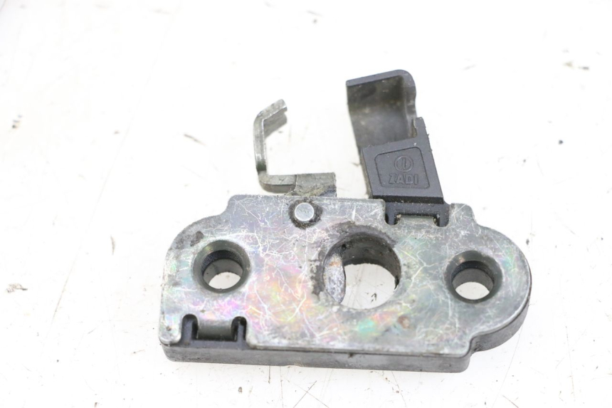 photo de SERRURE DE SELLE YAMAHA YP MAJESTY 125 (2002 - 2006) - Détail de la pièce