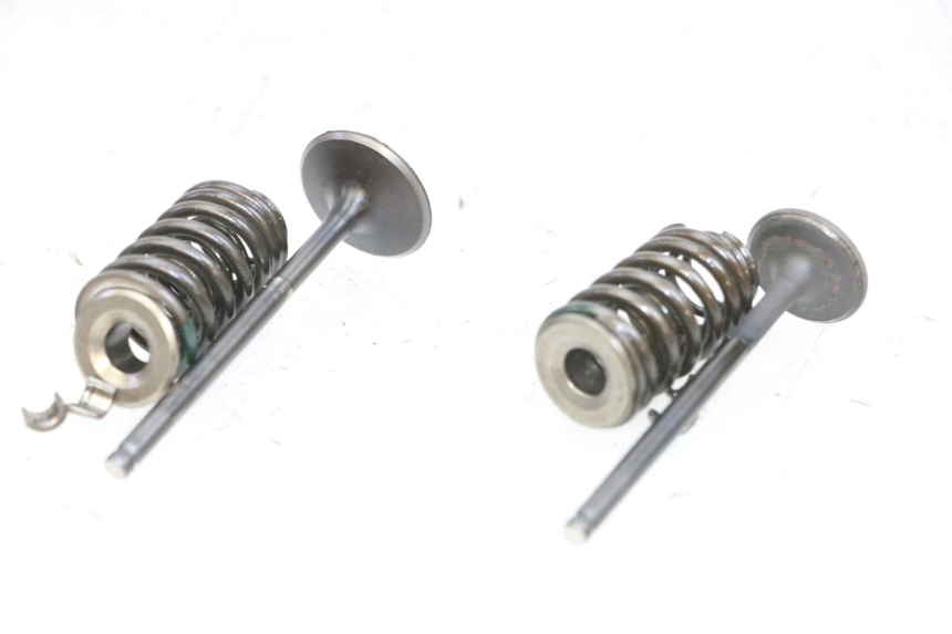 photo de SOUPAPE KYMCO LIKE 125 (2009 - 2016) - Gros plan technique