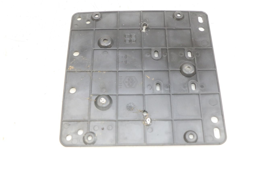 photo de SUPPORT DE PLAQUE PIAGGIO XEVO - X EVO 125 (2007 - 2016)