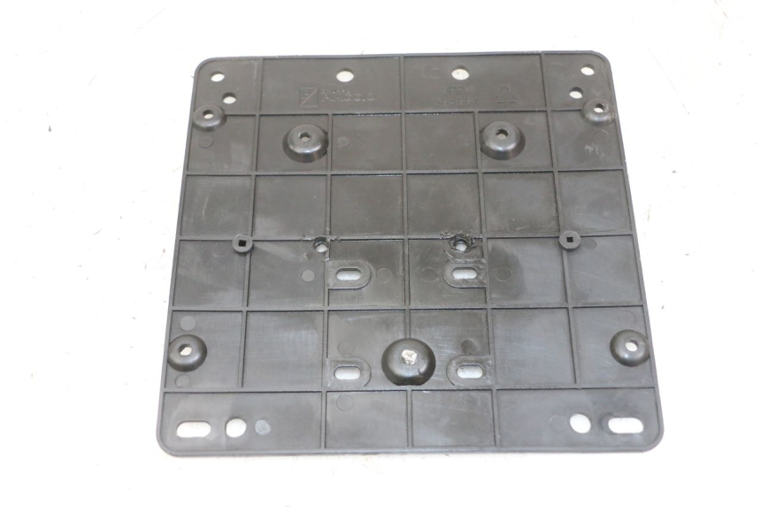 photo de SUPPORT DE PLAQUE PIAGGIO XEVO - X EVO 125 (2007 - 2017) - Détail de la pièce