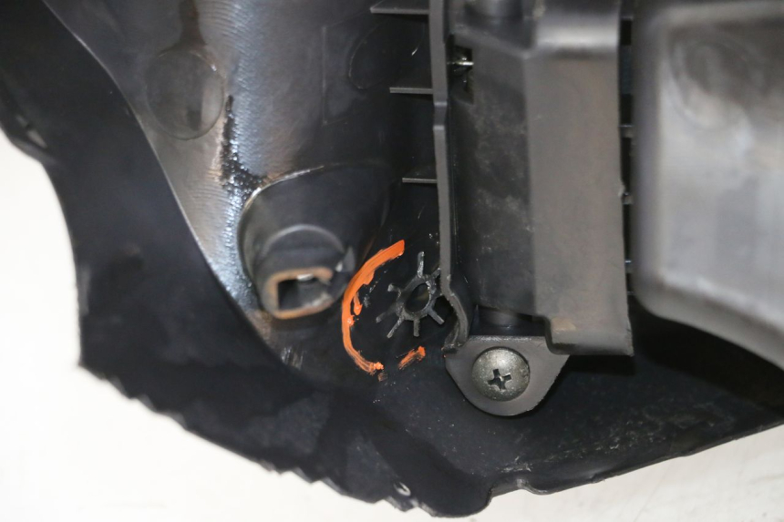 photo de TABLIER INTERIEUR SUZUKI BURGMAN 125 (2007 - 2014)