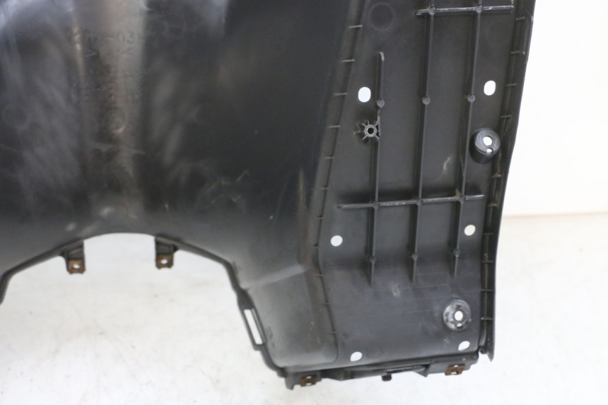 photo de TABLIER INTERIEUR SUZUKI BURGMAN 125 (2007 - 2014) - Gros plan technique