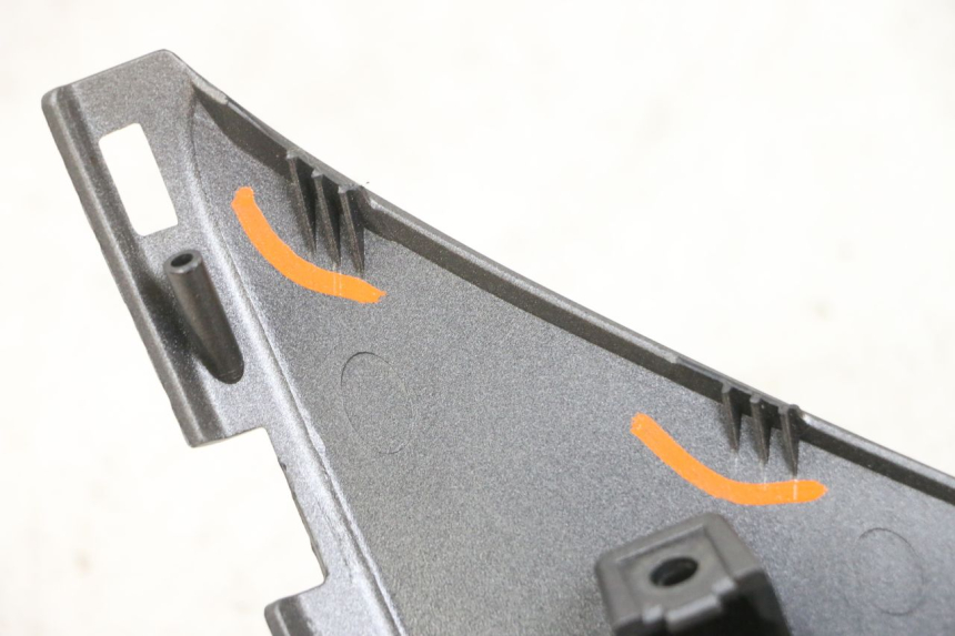 photo de TABLIER INTERIEUR DROIT YAMAHA TRICITY 300 (2020 - 2024) - Gros plan technique