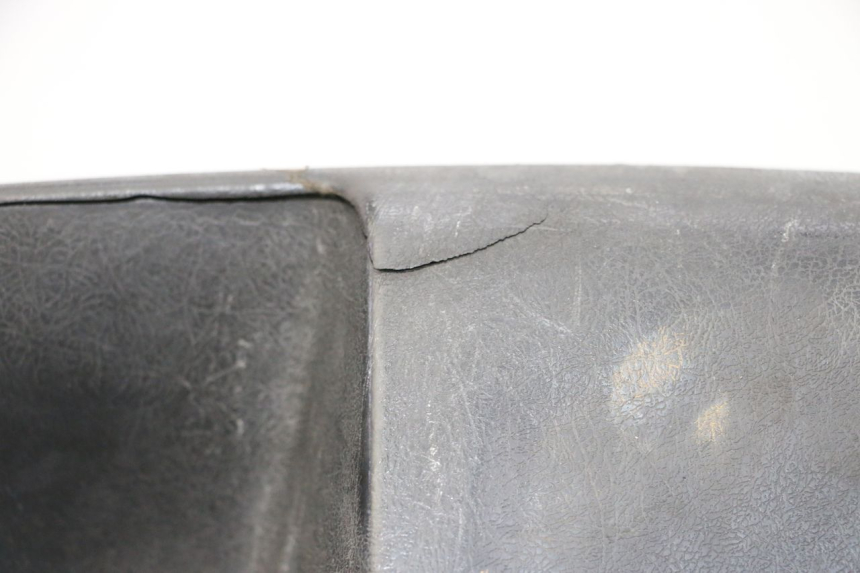 photo de TABLIER INTERIEUR YAMAHA XMAX X-MAX 125 (2006 - 2009) - Gros plan technique