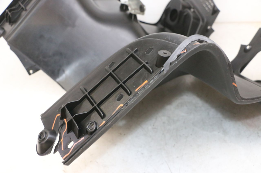 photo de TABLIER INTERIEUR PIAGGIO XEVO - X EVO 125 (2007 - 2016) - Détails caractéristiques