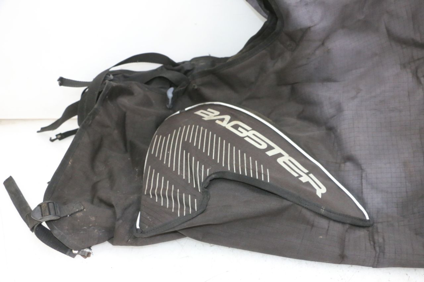 photo de TABLIER PROTECTION PIAGGIO XEVO - X EVO 125 (2007 - 2016) - Détail de la pièce