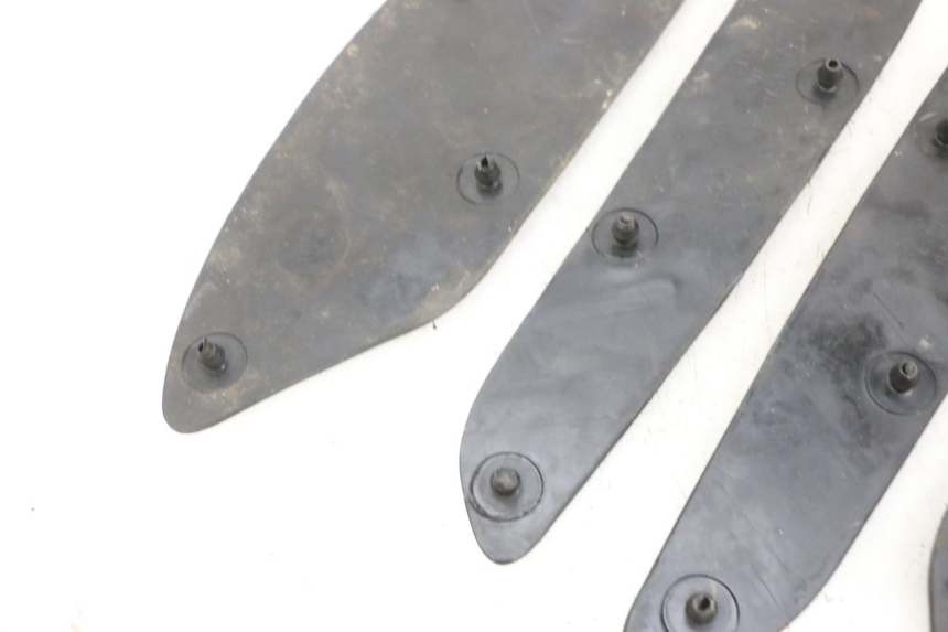 photo de TAPIS MARCHE PIED SYM GTS EVO 125 (2009 - 2013) - Autre angle de vue