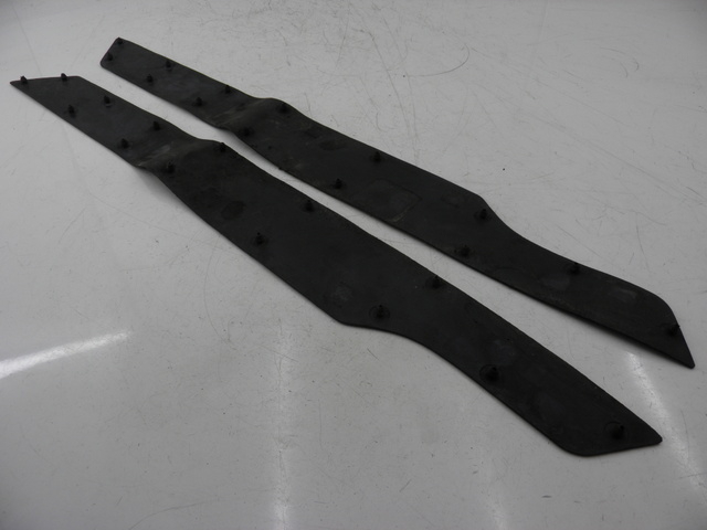 photo de TAPIS MARCHE PIED HONDA FES PANTHEON 125 (2003 - 2007)