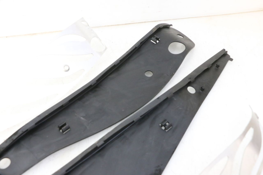 photo de TAPIS MARCHE PIED PIAGGIO MP3 HPE 310 (2024 - 2025)