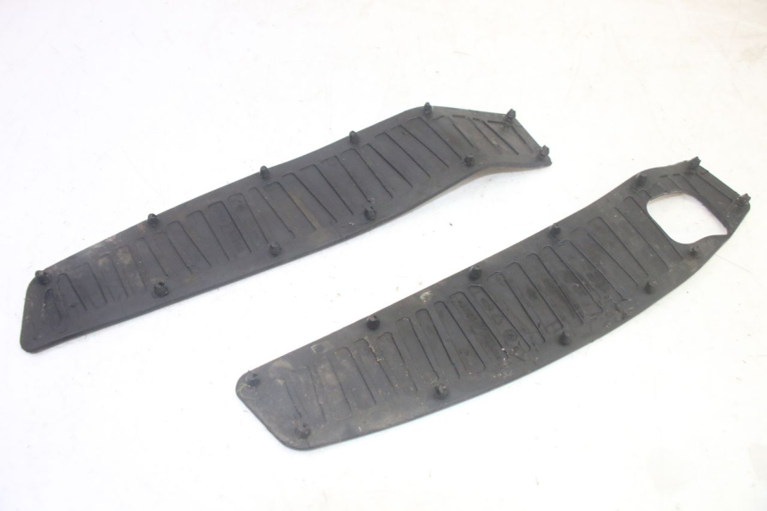 photo de TAPIS MARCHE PIED PIAGGIO MP3 HPE 350 (2018 - 2020) - Gros plan technique