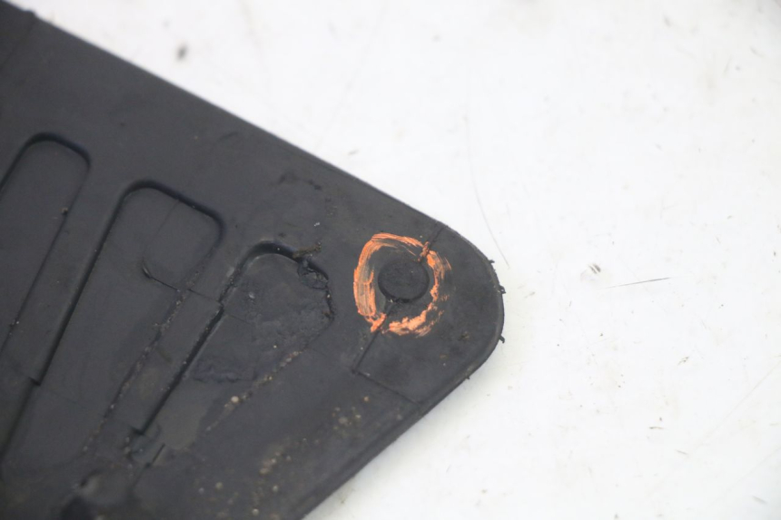 photo de TAPIS MARCHE PIED PIAGGIO MP3 HPE 350 (2018 - 2020) - Points de fixation