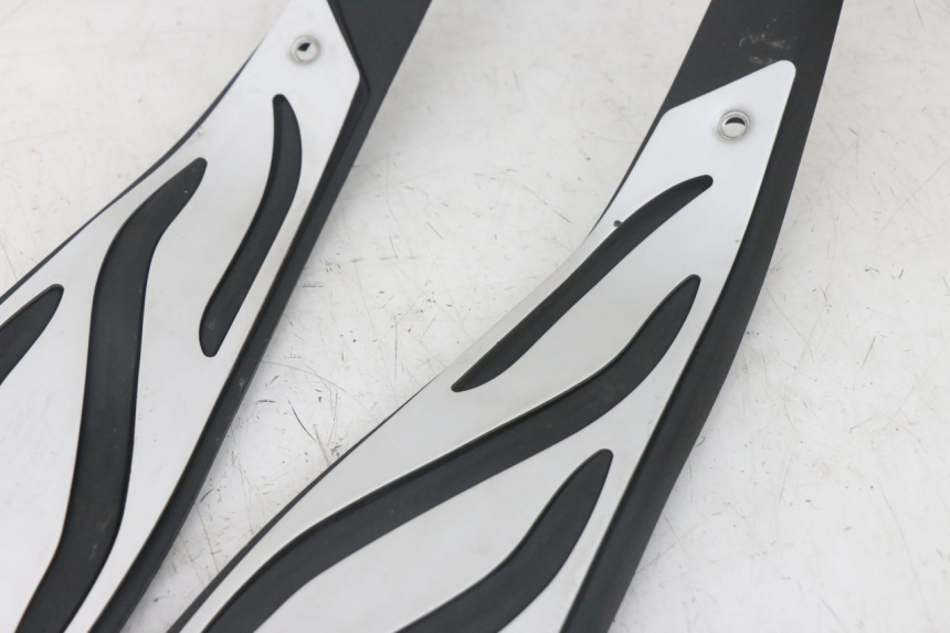 photo de TAPIS MARCHE PIED PIAGGIO MP3 HPE 300 (2019 - 2026) - Détails caractéristiques