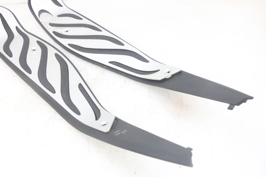 photo de TAPIS MARCHE PIED PIAGGIO MP3 HPE 300 (2019 - 2026) - Vue rapprochée