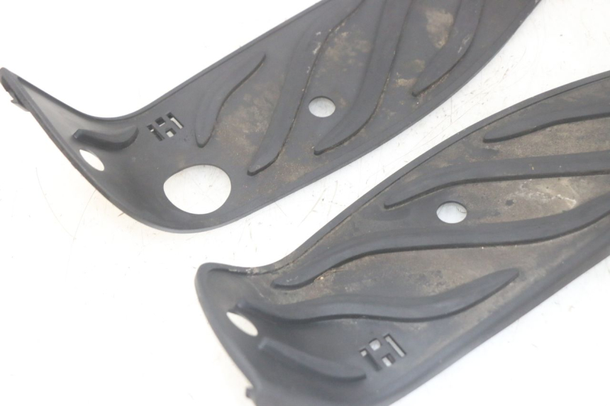 photo de TAPIS MARCHE PIED PIAGGIO MP3 HPE 300 (2019 - 2026) - Points de fixation