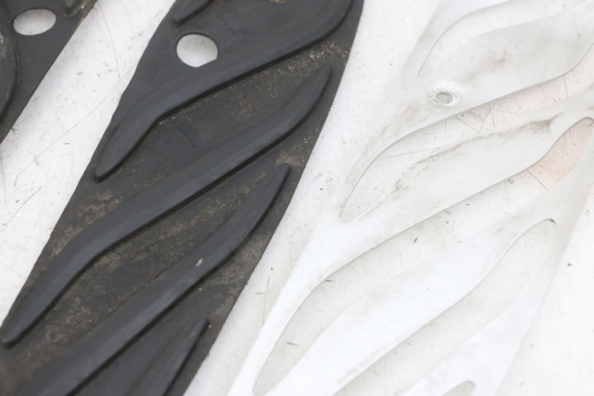 photo de TAPIS MARCHE PIED PIAGGIO MP3 500 (2016 - 2018) - Zoom composants