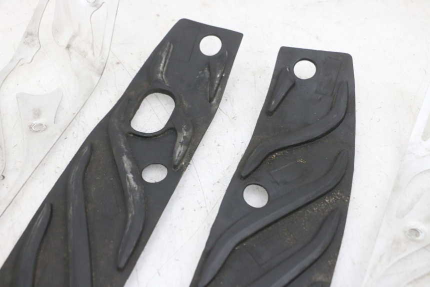 photo de TAPIS MARCHE PIED PIAGGIO MP3 500 (2016 - 2018) - Points de fixation