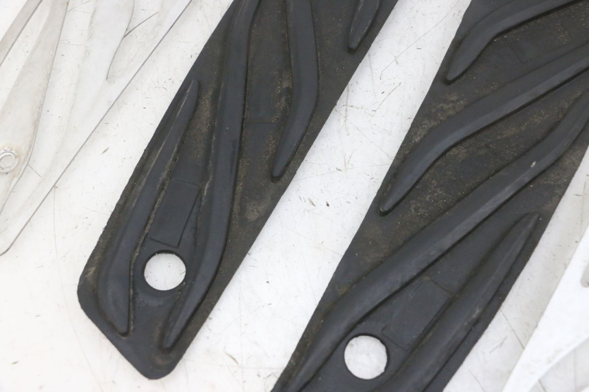 photo de TAPIS MARCHE PIED PIAGGIO MP3 500 (2016 - 2018) - État de surface