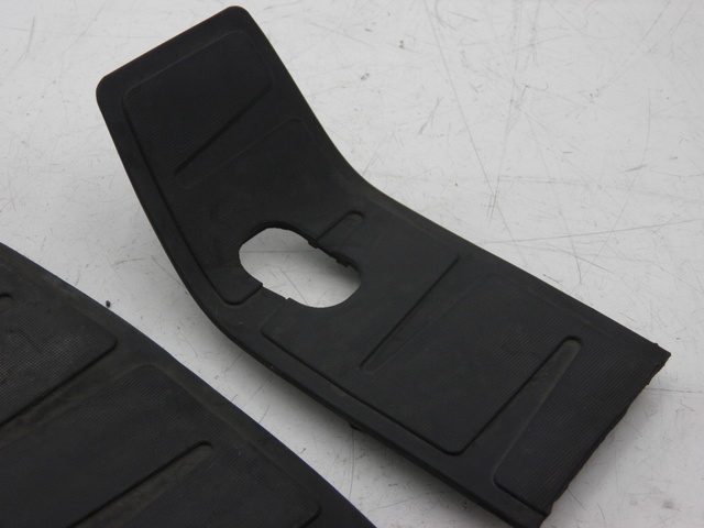 photo de TAPIS MARCHE PIED PIAGGIO MP3 400 (2007 - 2009) - Zoom état d’usage